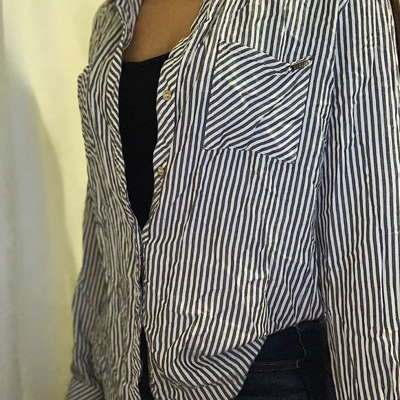NWOT GUESS BUTTON DOWN - Picture 4 of 5